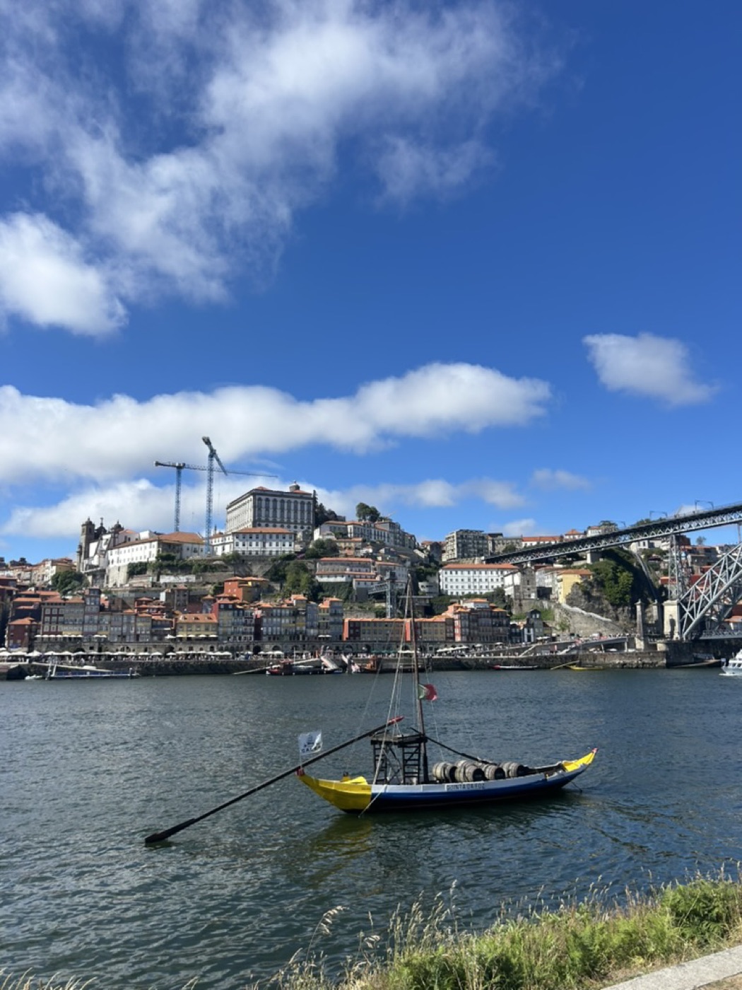 Traditionelles Rabelo-Boot auf dem Douro mit Blick auf die Ribeira