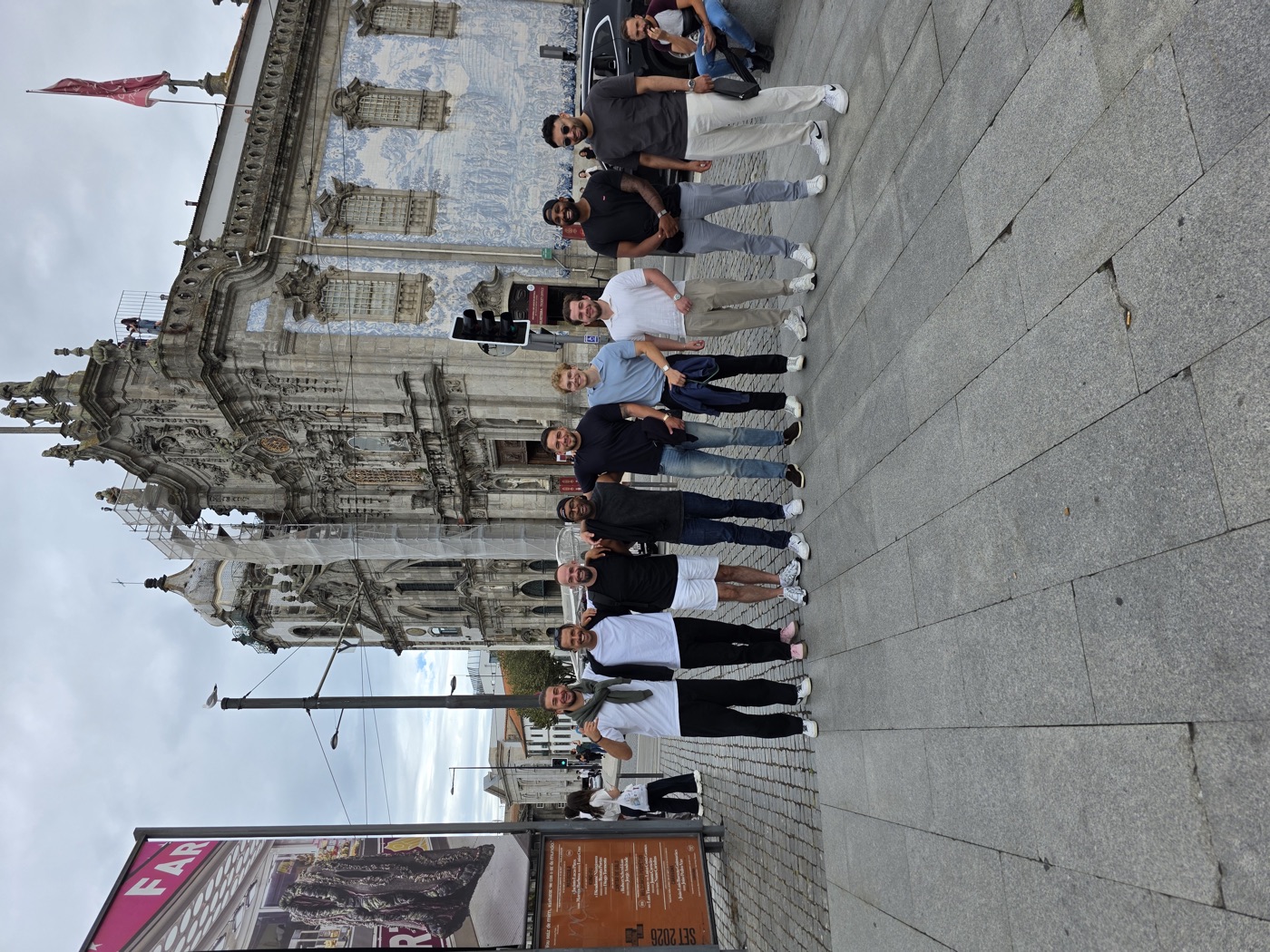 Grosse Gruppe der Kathiago-Community vor einem historischen Gebäude in Porto
